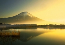 Mt Fuji at sunrise Photo by Noriko Nagaiwa 