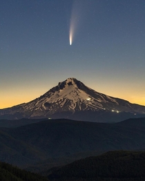 Neowise comet above Mount Hood Photo Lester Tsai 