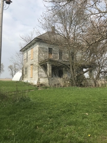 Old abandoned farm house in northern Illinois
