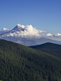 Proud to see a lot of Oregon in EarthPorn lately Here is my contribution Behold beautiful Mount Hood as seen from Chinidere Mountain 