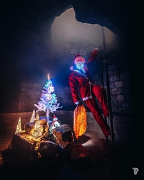 Santa going down in the Catacombs of Paris 
