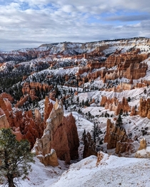 Saw a post of Bryce Canyon National Park in the top heres another from this very morning of it covered in a gorgeous dusting of snow 