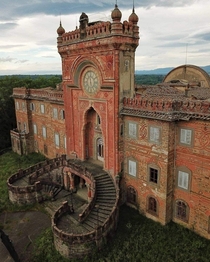 Stunning Abandoned Castle in Italy 