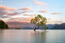 Sunrise at Lake Wanaka New Zealand  IG laxad
