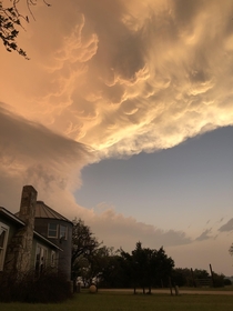 Supercell about to pass over my house in central texas