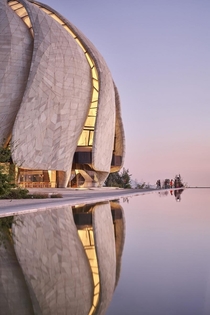 The Bah Temple in South America uses cast glass to form a beautiful dome-like facade 