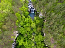 The foliage color difference between the plateau and the valley is astonishing Plus a bonus waterfall Baileys Pour-Off Arkansas  Insta thisisbenstone
