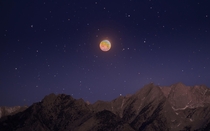 The total lunar eclipse setting over Mount Whitney 