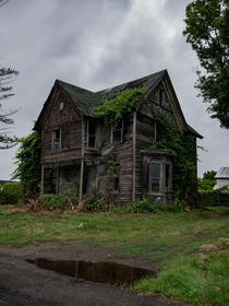 This old house in New York looks very sad 