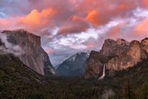 Wasnt in Yosemite for the Saturday morning mist but didnt miss sunset on Sunday Here is a classic composition of Tunnel View just as the sun broke 